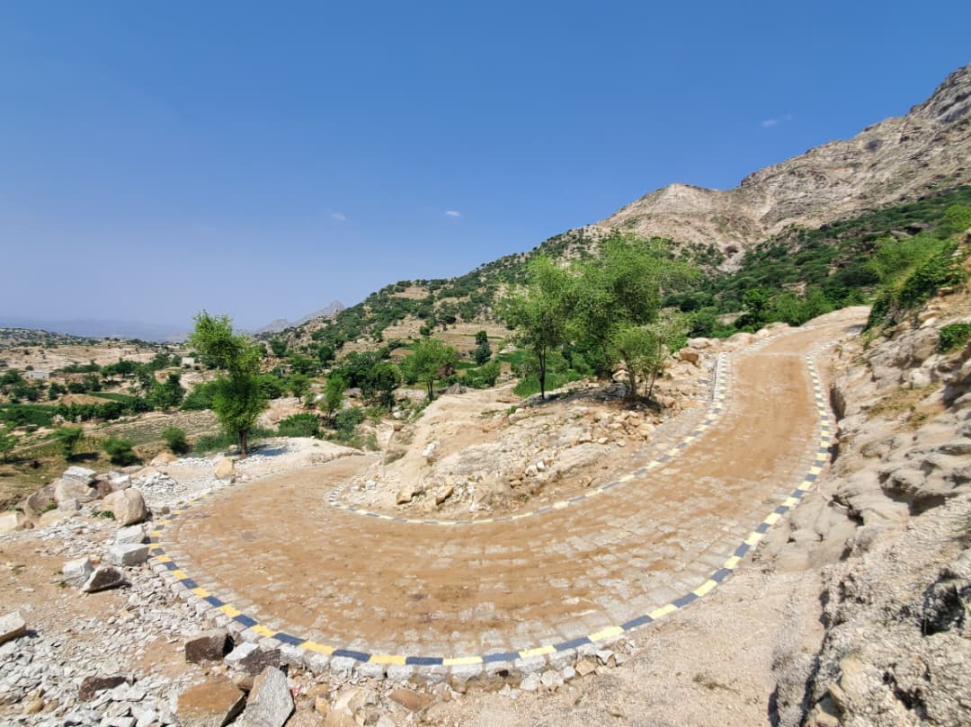 رصف طريق الذاري… خطوة تُعيد الحياة إلى مجتمع نازح بأكمله – مديرية وشحة / محافظة حجة 🚧