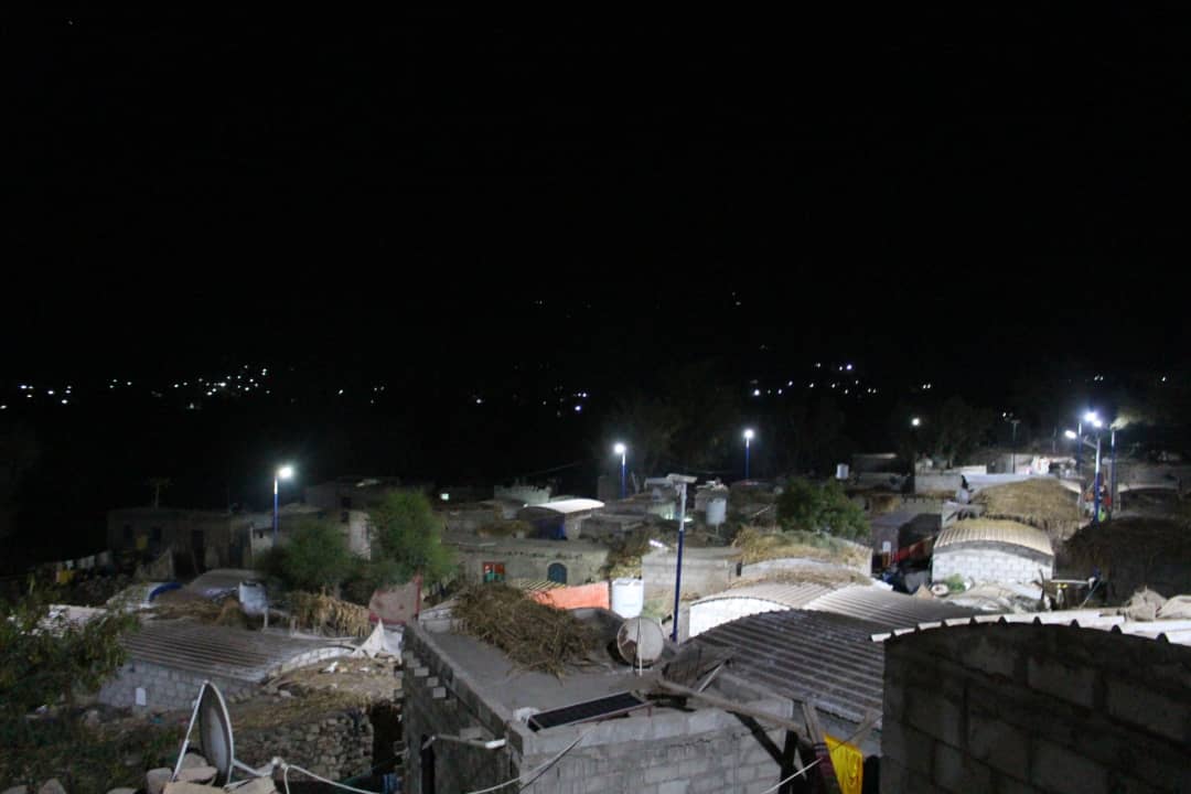 إضاءة تعيد الأمان... وتنير دروب الحياة في مخيمات النازحين بمديرية دمنة خدير – تعز 💡