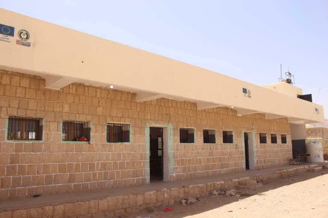دعم التعليم للأطفال النازحين... تأهيل مدرسة النور في مخيم الحزم – بمديرية ذيبين، عمران 📚🏫