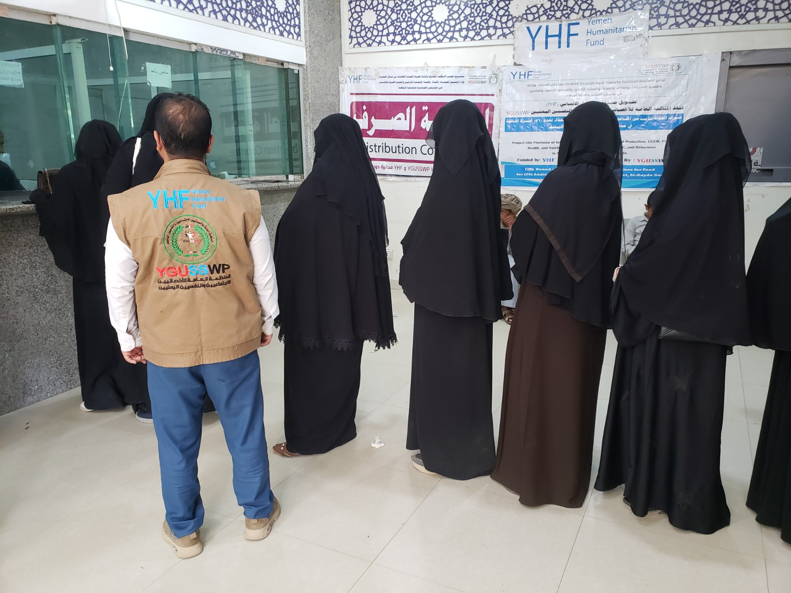 صرف الجولة الخامسة من المساعدات النقدية الطارئة للغذاء لـ 56 أسرة نازحة في مديرية مدينة البيضاء – البيضاء