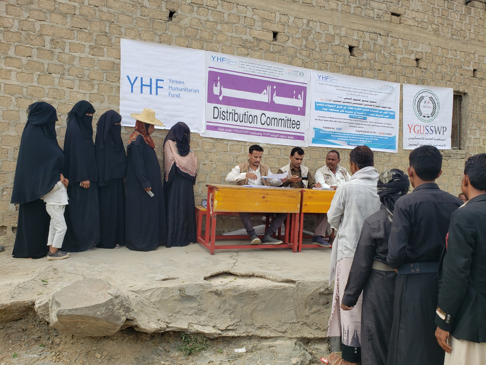 بداية استجابة إنسانية جديدة... صرف الجولة الأولى من المساعدات النقدية الطارئة للغذاء لـ 300 أسرة نازحة في مديرية كشر – حجة