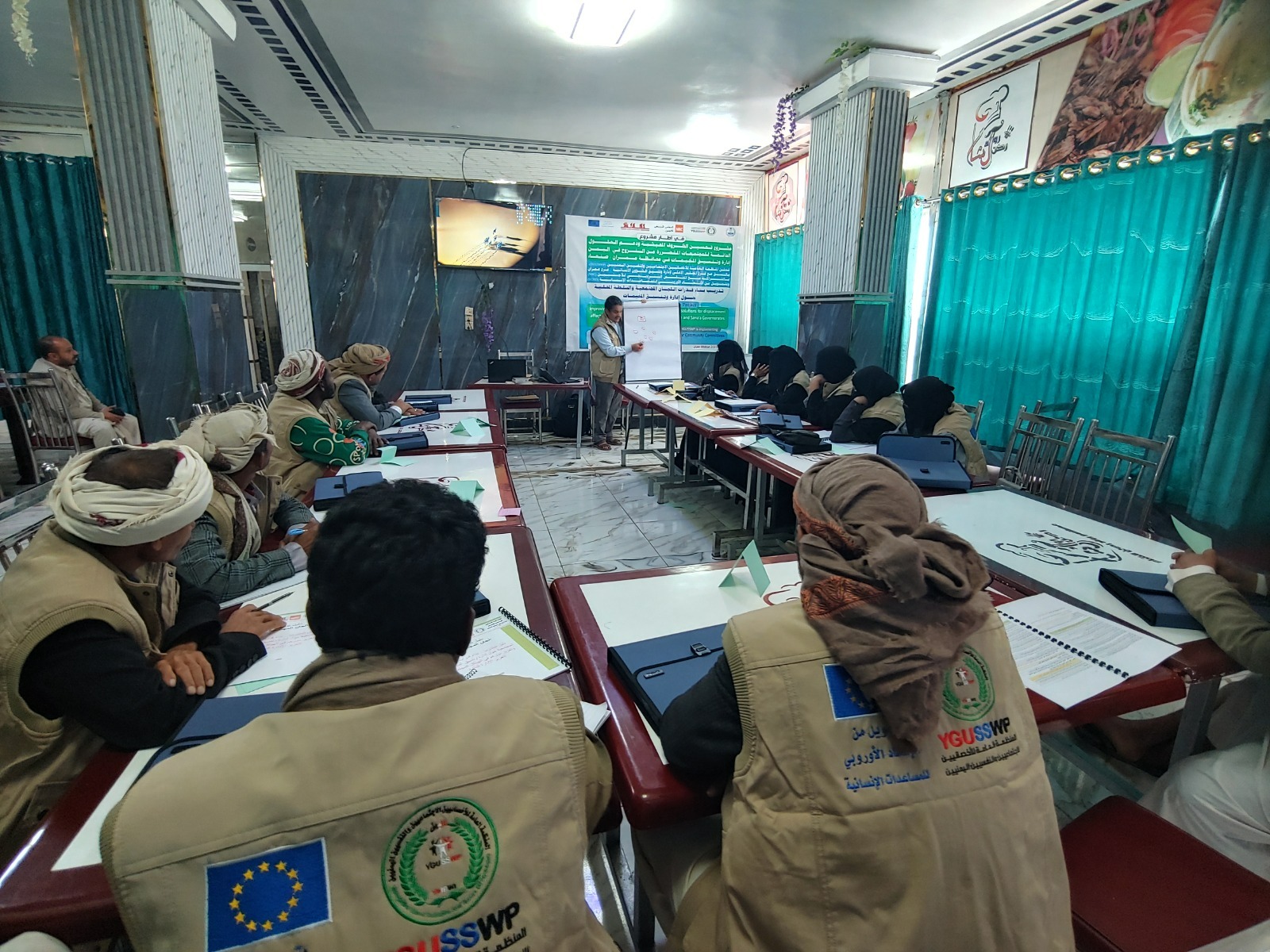 تنفيذ دورة تدريبية لاختيار اللجان المجتمعية مع أصحاب المصلحة ضمن مشروع دعم المجتمعات المتضررة من النزوح في محافظة عمران