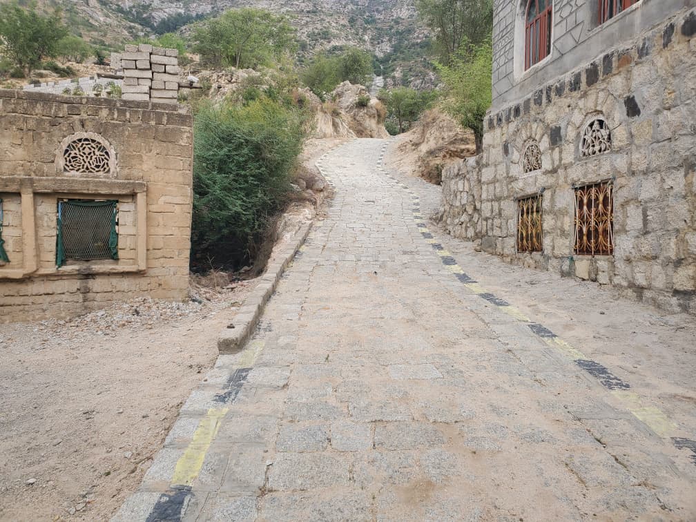 رصف طريق العذرة… خطوة تعزز الوصول والكرامة في موقع العذرة للنازحين – مديرية وشحة / محافظة حجة 🚧