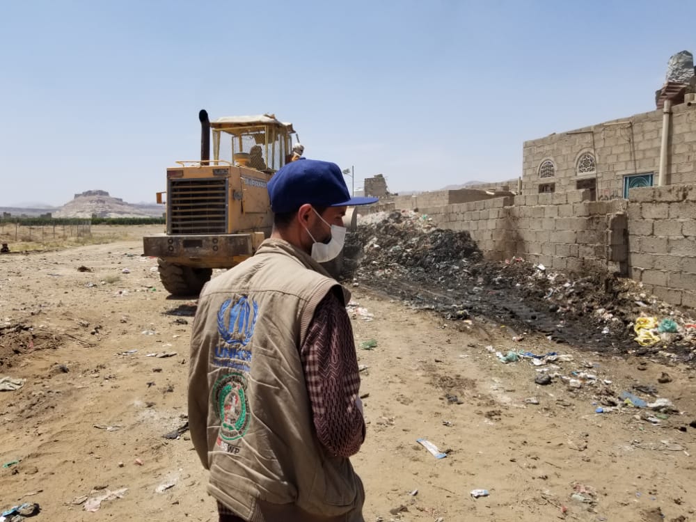 تنفيذ حملة نظافة في مخيم الإعتزاز لإزالة ورفع النفايات الصلبة والقمامة المتراكمة بجانب الجدار المبني على محيط الموقع: