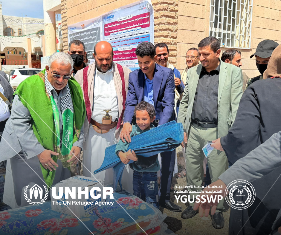 زيارة ميدانية لوزير الشؤون الاجتماعية والعمل لعملية توزيع المواد غير الغذائية في مديرية سنحان – محافظة صنعاء