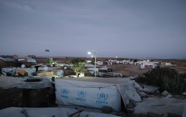 مشروع تركيب أعمدة إنارة تعمل بالطاقة الشمسية في مخيم الرقة