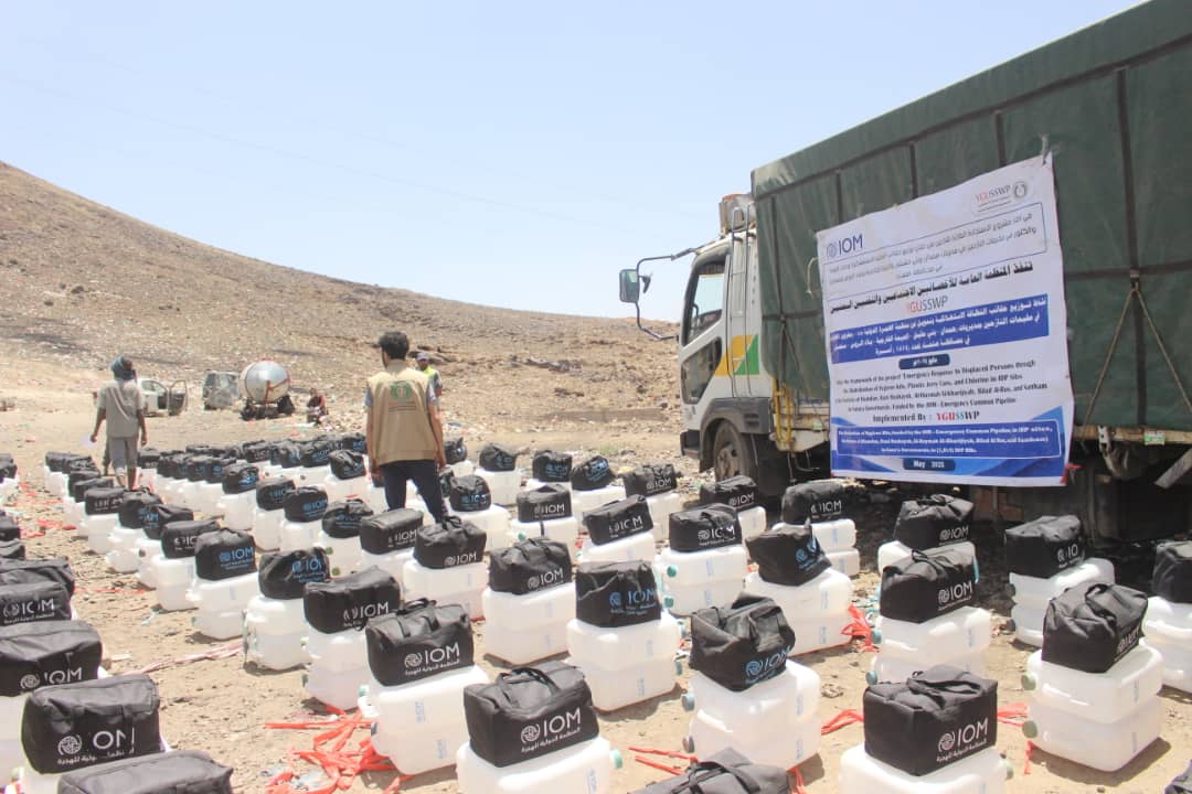 استمرار الاستجابة الطارئة في مواقع النزوح – توزيع 417 حقيبة نظافة و834 دبة مياه في مخيم الأزرقين – مديرية همدان – محافظة صنعاء