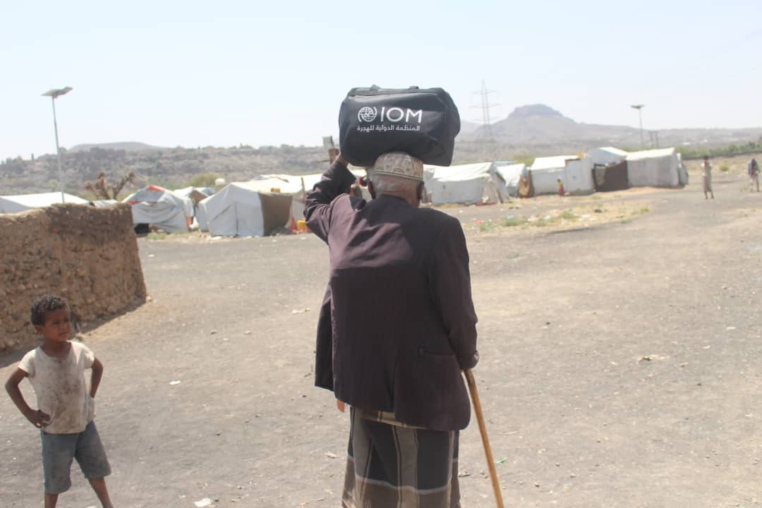 استمرار الاستجابة الطارئة في مواقع النزوح – توزيع 429 حقيبة نظافة و858 دبة مياه في مخيمات ضروان والرقة – مديرية همدان – محافظة صنعاء