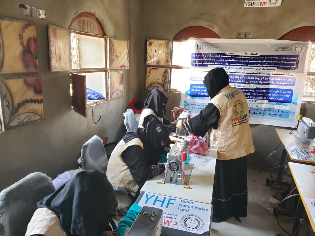 تدشين مشروع التدريب على مهارات الخياطة وتوزيع مكائن الخياطة مع ملحقاتها في مخيمات (الكراوي - المديرة) بمديرية خيران المحرق - محافظة حجة