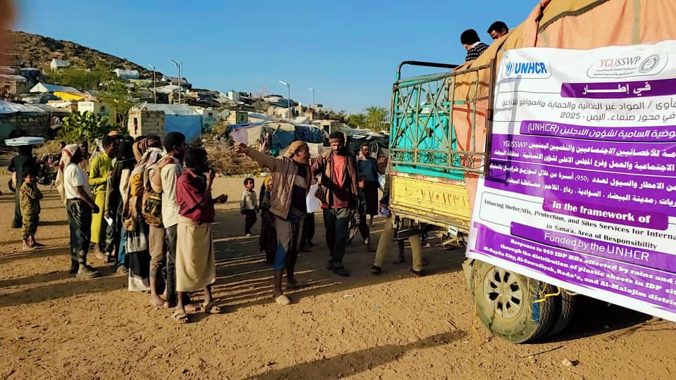 توزيع الطرابيل البلاستيكية للنازحين المتضررين من الأمطار لعدد (950) أسرة – محافظة البيضاء