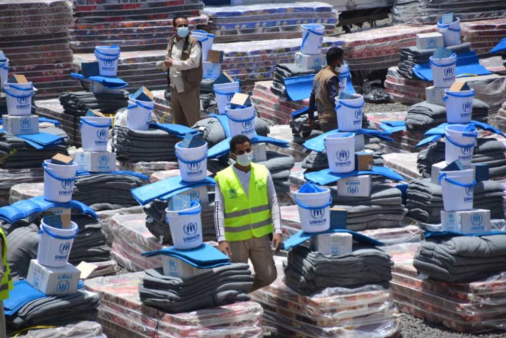 توزيع مساعدات ايوائية لـ 427 أسرة نازحة في سنحان