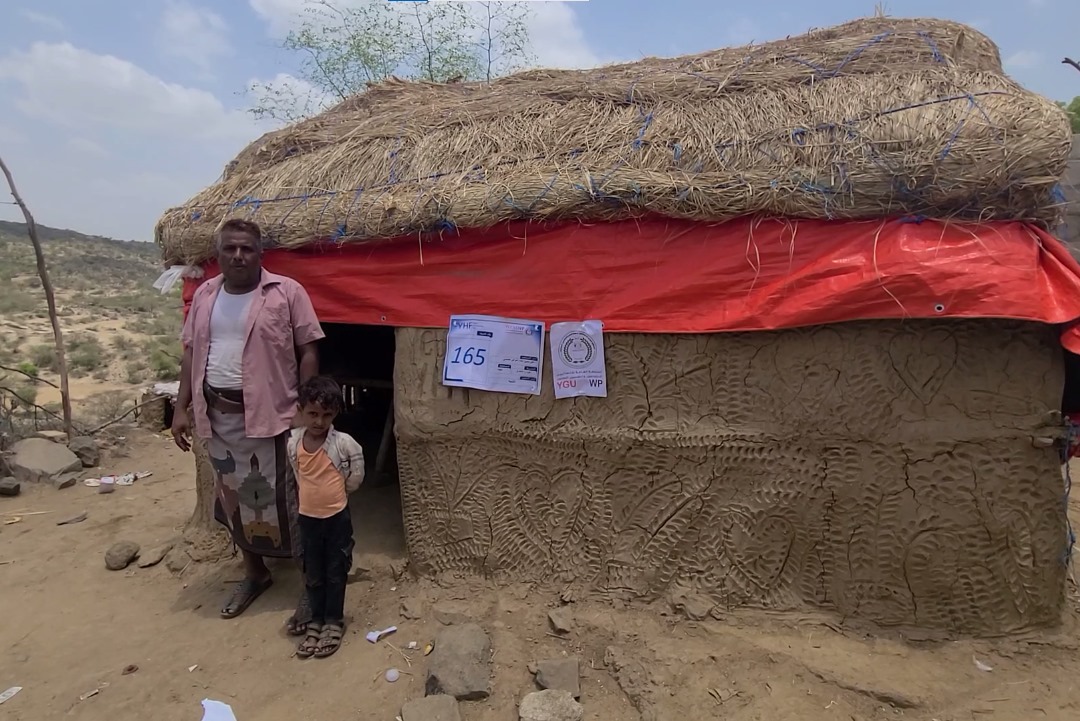 🌿 من مأوى مهترئ إلى مأوى يبعث الأمان… حكاية علي الخميسي مع رحلة النزوح